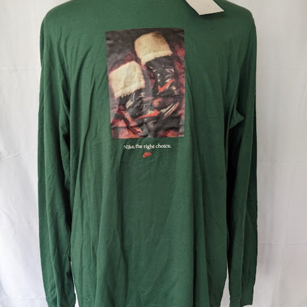 Men's Nike Long Sleeve T Shirt Size Medium Green Christmas Santa Claus Boots NEW